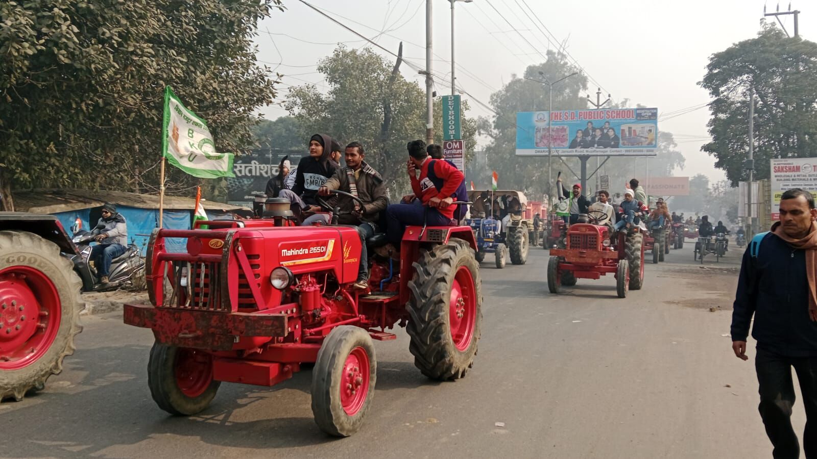 भाकियू के आह्नान पर किसानों ने निकाला ट्रैक्टर मार्च