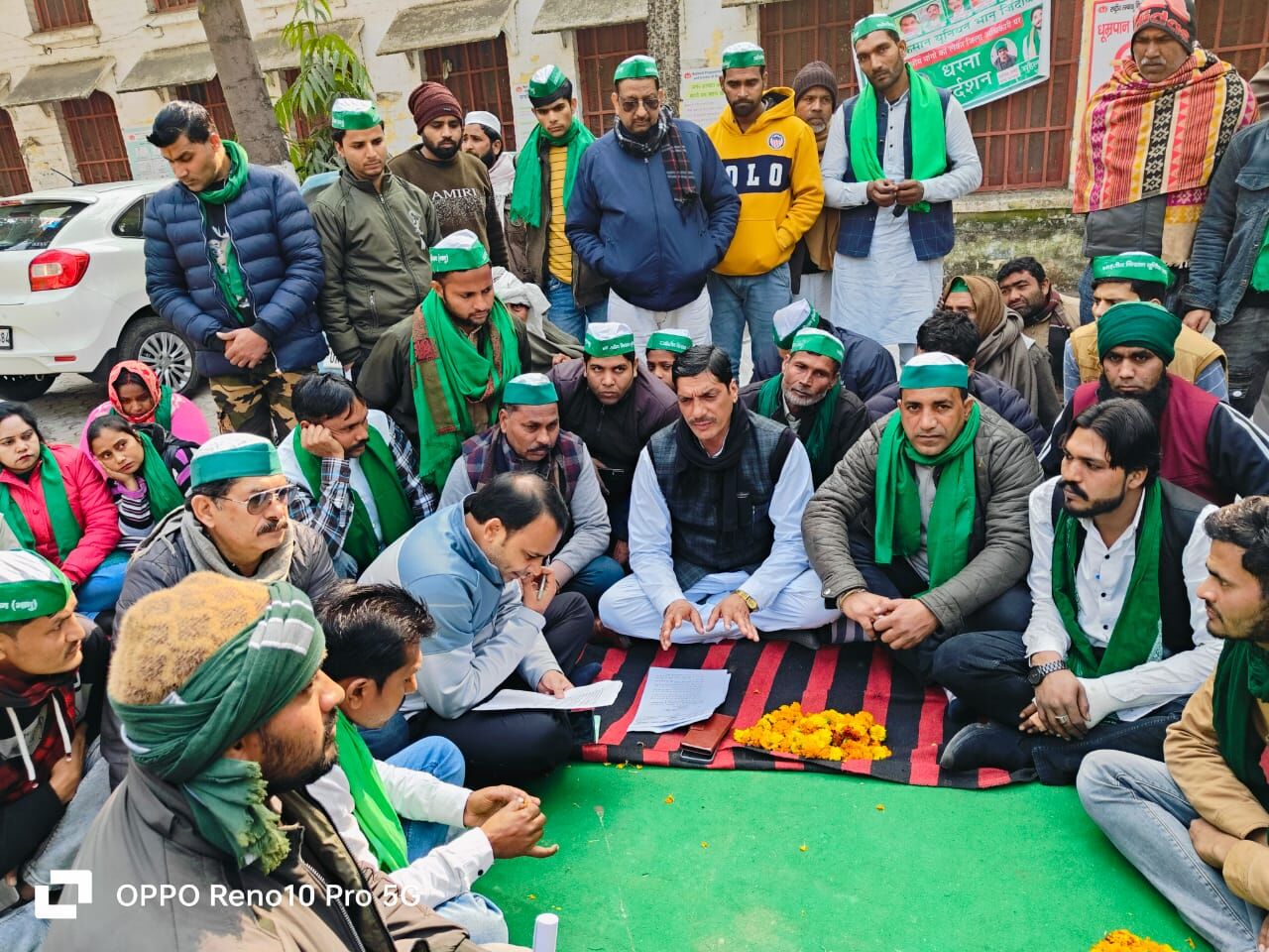 डीएम दफ्तर पर किसानों का धरना, सिटी मजिस्ट्रेट को बीच में बैठाया