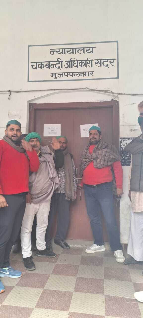 चकबंदी मामले को लेकर भाकियू ने की तालाबंदी
