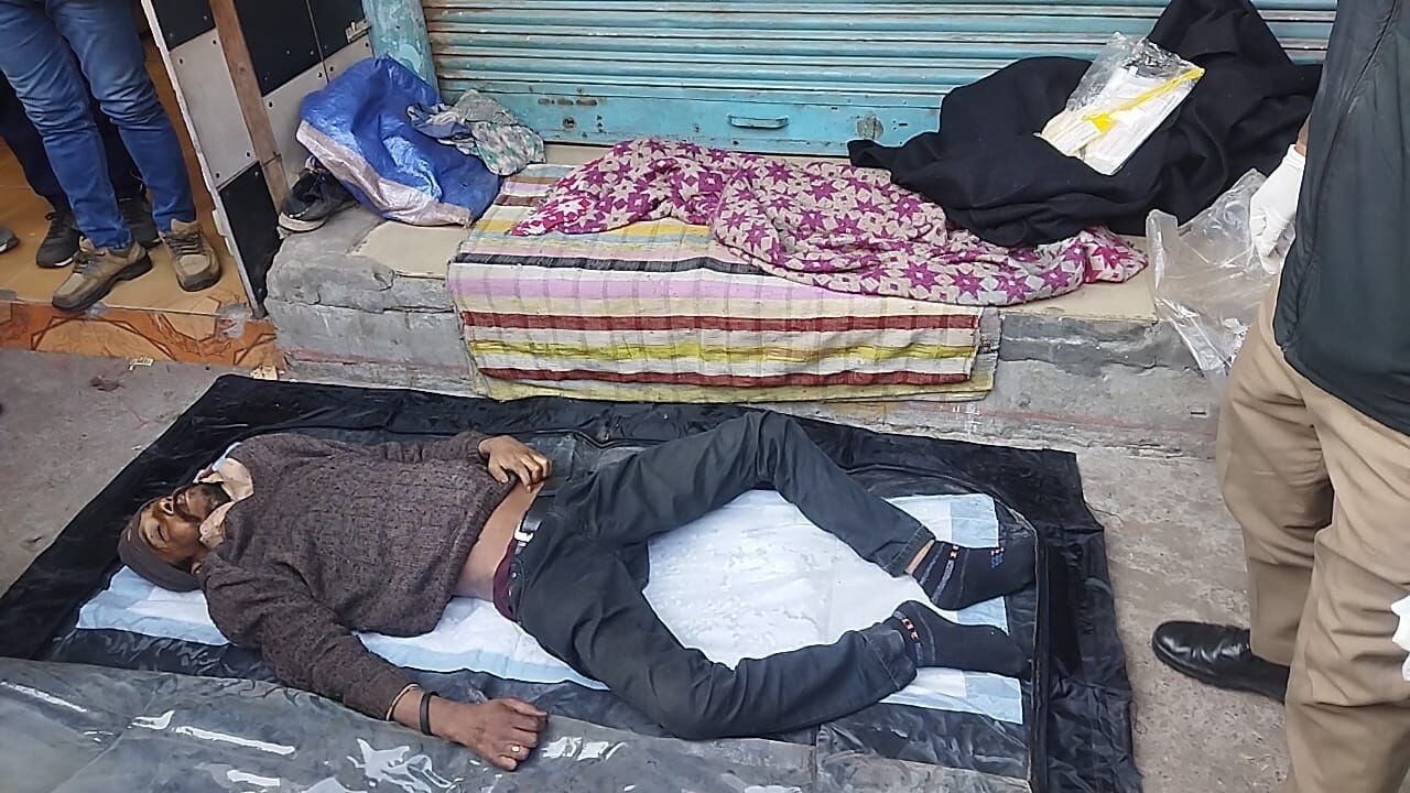 MUZAFFARNAGAR-शिव चौक के पास सर्द रात में सड़क पर भिखारी की मौत