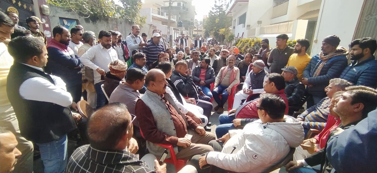 MUZAFFARNAGAR-सपा नेता राकेश शर्मा और एसएसपी अभिषेक के बीच नोकझोंक