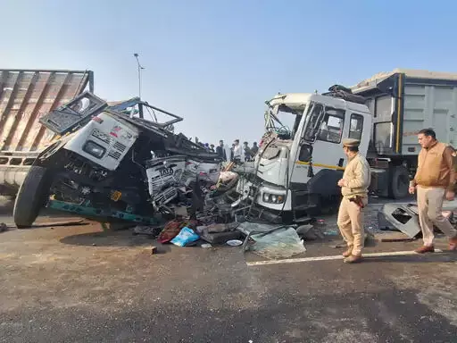 MUZAFFARNAGAR-हाईवे पर भिड़े दो ट्रक, हादसे में एक चालक की मौत