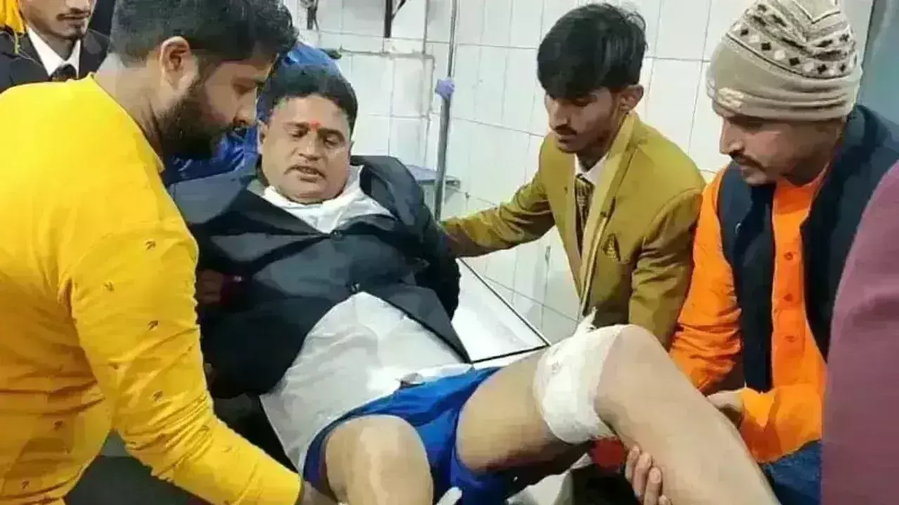 शादी समारोह में एक युवक ने नर्तकी पर चलाई गोली, दूल्हे के चचेरे भाई को लगी शादी समारोह में एक युवक ने नर्तकी पर चलाई गोली, दूल्हे के चचेरे भाई को लगी