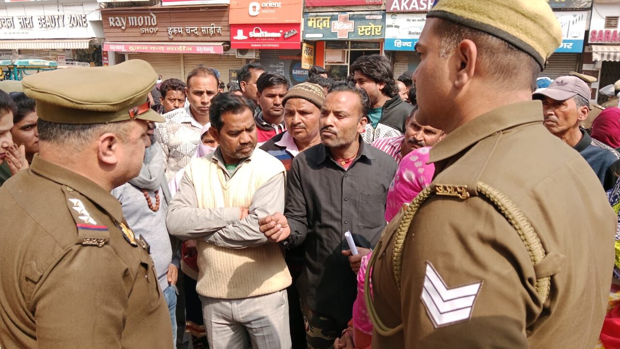 MUZAFFRANAGAR-प्राइवेट सफाई कर्मियों ने किया शहर में हंगामा