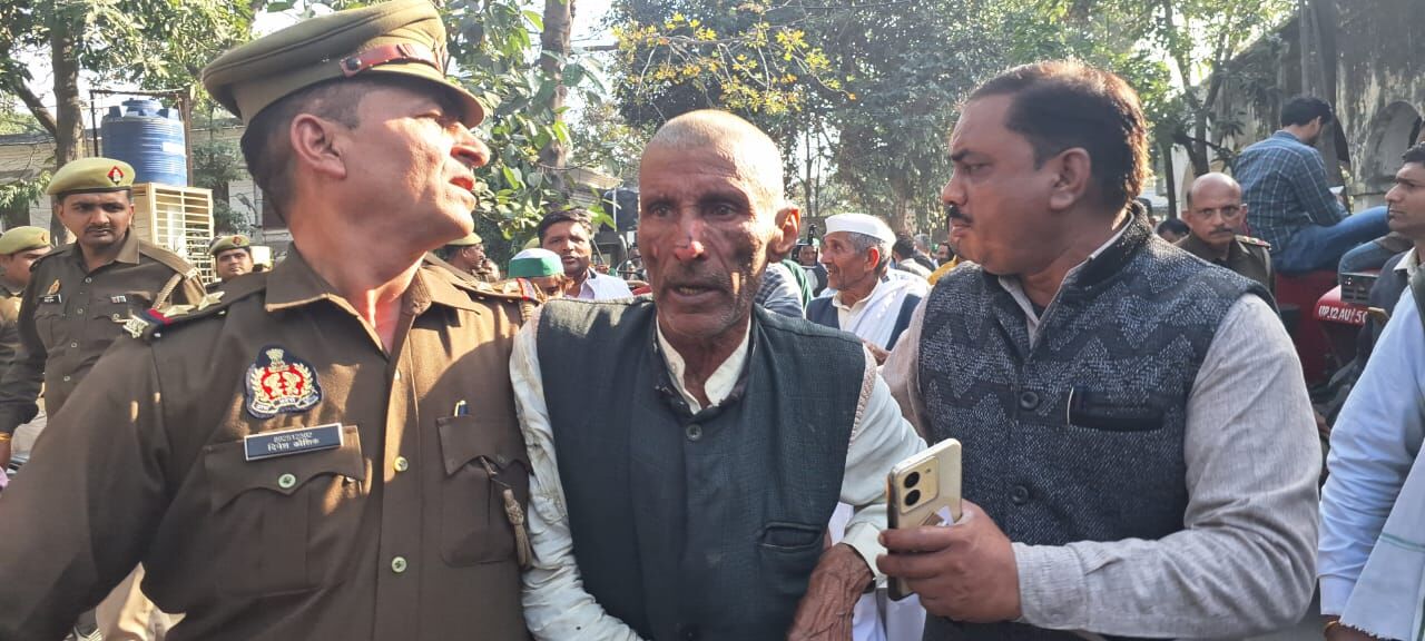 MUZAFFARNAGAR-टिकैत के धरने पर किसान ने लगाई आग, देखें वीडियो....