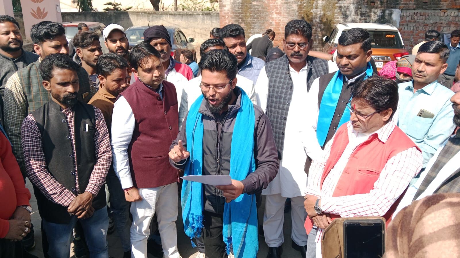 डोर टू डोर का विरोध, पालिका में ईओ का घेराव, फोर्स लेकर सिटी मजिस्ट्रेट पहुंचे----