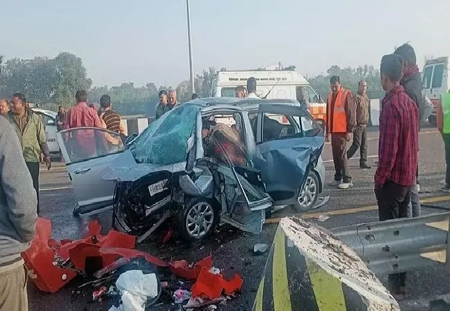डिवाइडर से टकराई कार, पति-पत्नी समेत तीन की मौत, कई घायल डिवाइडर से टकराई कार, पति-पत्नी समेत तीन की मौत, कई घायल