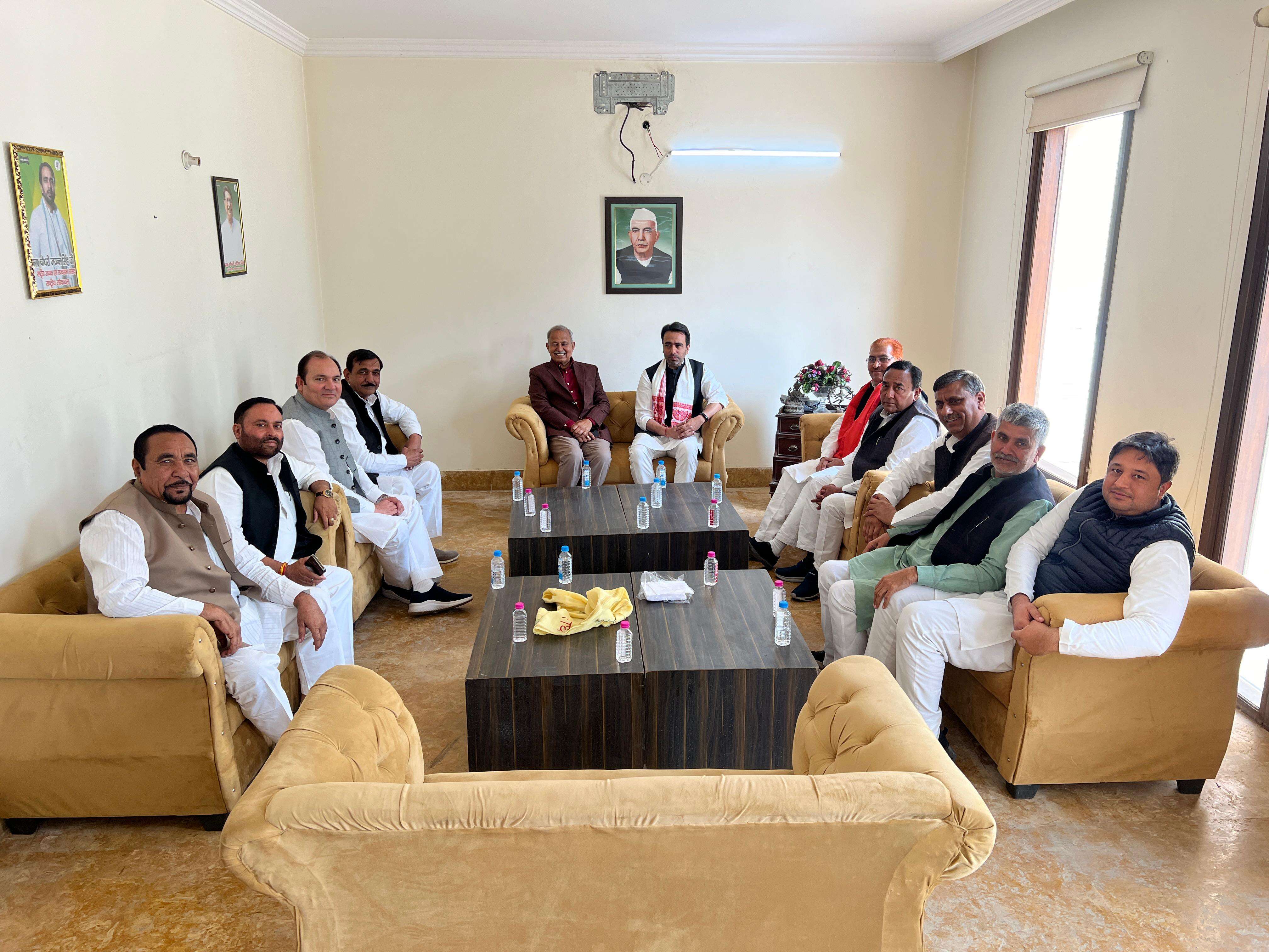 कृष्णनगरी मथुरा से जयंत का संदेश लेकर योगी से मिलने रवाना हुए रालोद विधायक