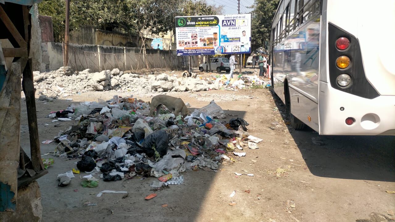जिला अस्पताल पर फिर कूड़ा शुरू, पालिका तुड़वा चुकी है डलावघर