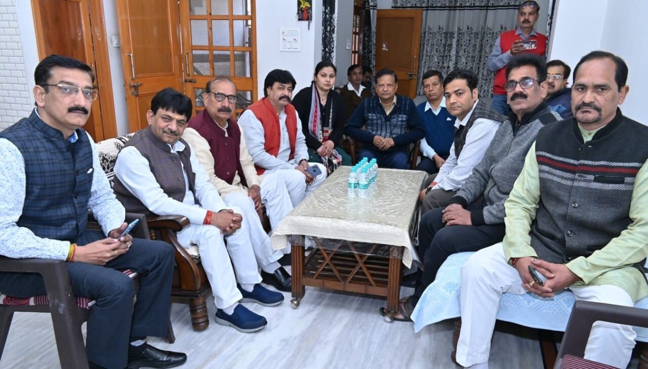 बूथ संख्या 208 पर मंत्री कपिल देव संग भाजपाईयों ने सुनी पीएम के मन की बात
