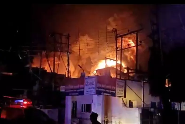 MUZAFFARNAGAR-बारिश के बीच बिजली घर में भयंकर आग, वीडियो देख उड़ जाएंगे होश MUZAFFARNAGAR-बारिश के बीच बिजली घर में भयंकर आग, वीडियो देख उड़ जाएंगे होश