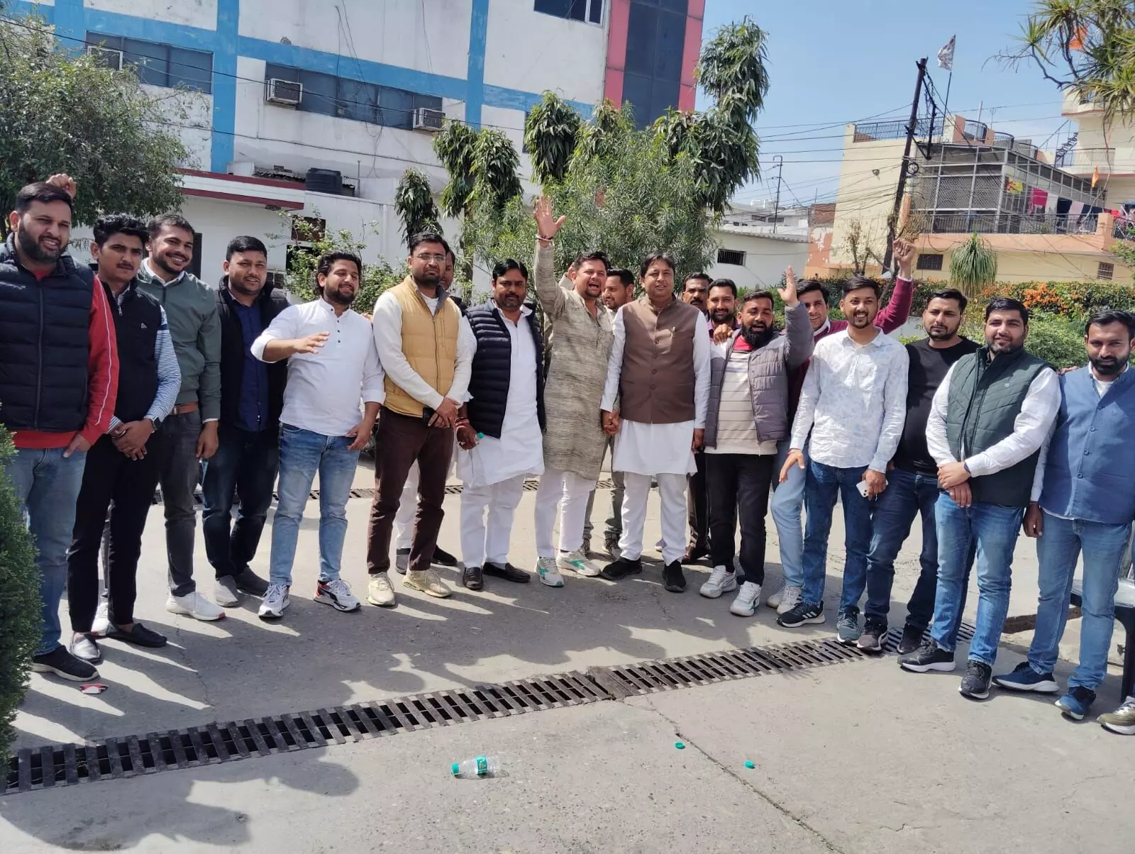नारायण आवास पर फिर जीत जैसा जश्न नारायण आवास पर फिर जीत जैसा जश्न
