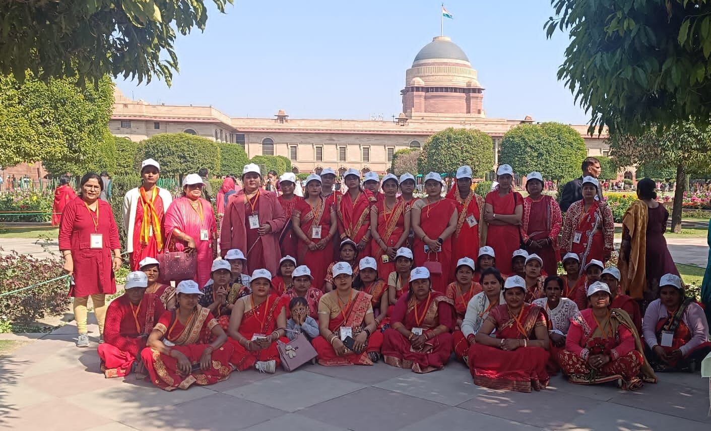 स्वयं सहायता समूह की दीदीयों ने किया राष्ट्रपति भवन का भ्रमण