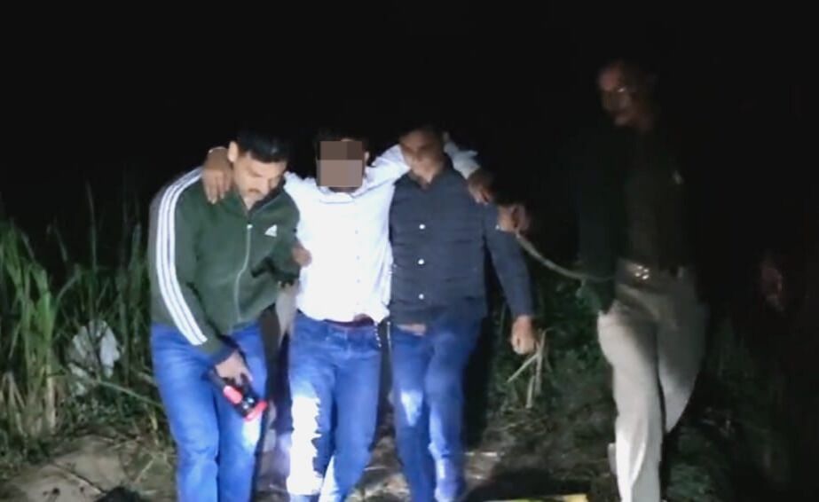 शातिर गोकश से आधी रात भिड़ गई पुलिस टीम...आमने-सामने की फायरिंग में बदमाश के पैर में लगी गोली, तीन फरार