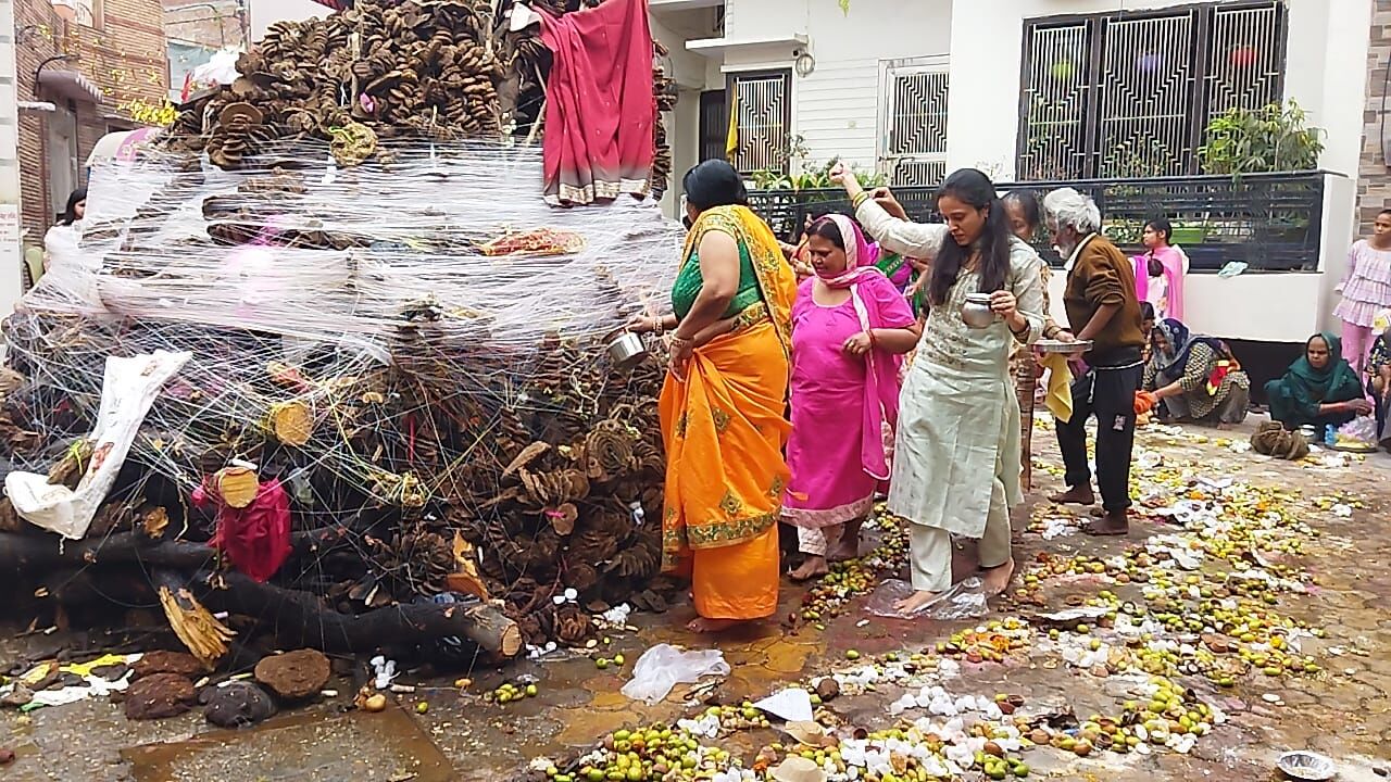 MUZAFFARNAGAR-शहर से गांव देहात तक होली की धूम, महिलाओं ने होलिका का पूजन कर मांगी खुशहाली