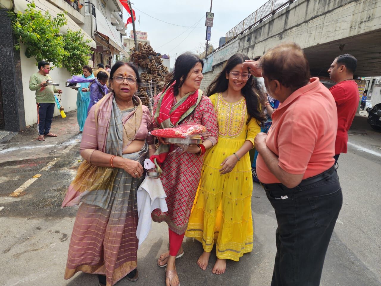 होलिका पूजन करने आई पोती को इंजीनियर अशोक ने लगाया चंदन का टीका