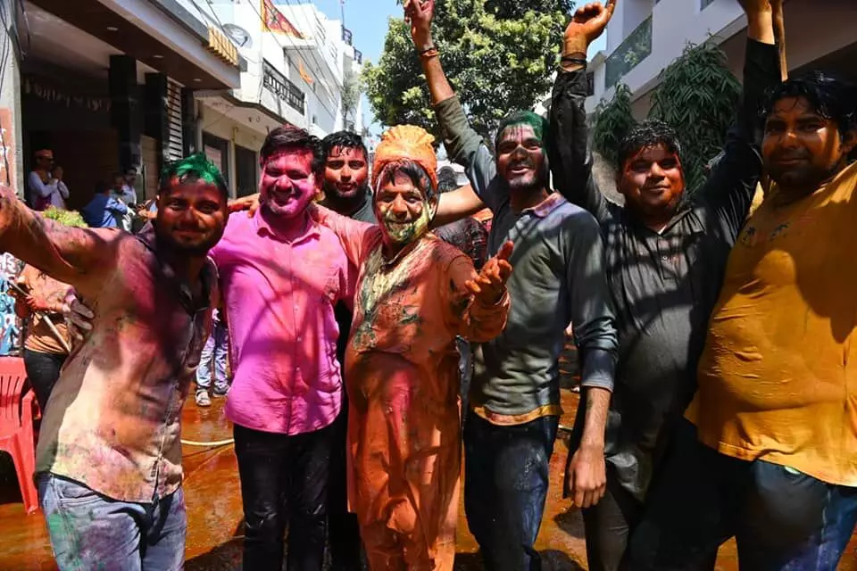 MUZAFFARNAGAR-मंत्रियों के आवास पर खूब उड़े अबीर-ओ-गुलाल MUZAFFARNAGAR-मंत्रियों के आवास पर खूब उड़े अबीर-ओ-गुलाल