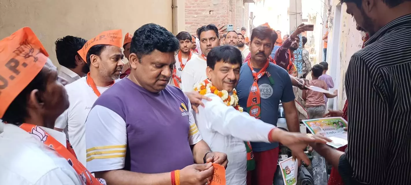 MUZAFFARNAGAR-घर घर पहुंचे मंत्री कपिल देव, संजीव के लिए मांगे वोट MUZAFFARNAGAR-घर घर पहुंचे मंत्री कपिल देव, संजीव के लिए मांगे वोट