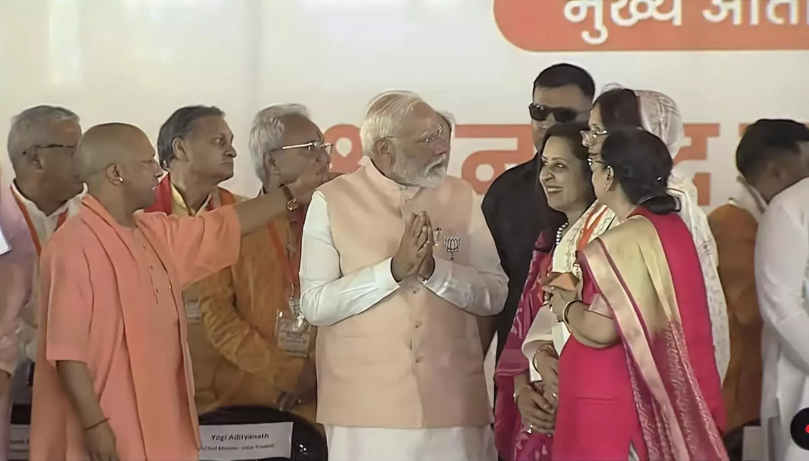 पीएम मोदी संग मंच साझा कर पालिकाध्यक्ष मीनाक्षी ने बदला अपना डीपी पीएम मोदी संग मंच साझा कर पालिकाध्यक्ष मीनाक्षी ने बदला अपना डीपी