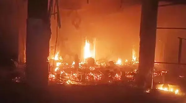 कार शोरूम में लगी आग, मचा हड़कंप कार शोरूम में लगी आग, मचा हड़कंप
