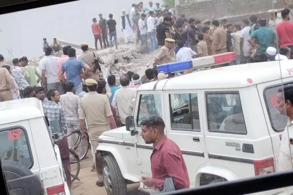 दो मंजिला मकान गिरा , 12 लोगो को रेस्क्यू किया दो मंजिला मकान गिरा , 12 लोगो को रेस्क्यू किया