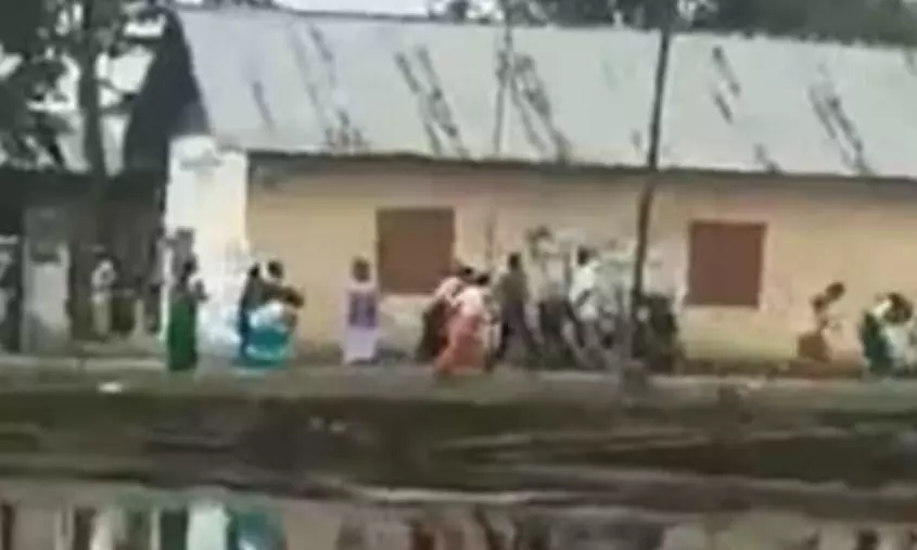 गोलीबारी और EVM तोड़ी, बंगाल और मणिपुर में वोटिंग के दौरान हिंसा गोलीबारी और EVM तोड़ी, बंगाल और मणिपुर में वोटिंग के दौरान हिंसा