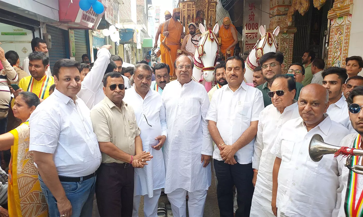 अहिंसा के अग्रदूत भगवान महावीर के जन्मोत्सव समारोह में उमड़े श्रद्धालु अहिंसा के अग्रदूत भगवान महावीर के जन्मोत्सव समारोह में उमड़े श्रद्धालु