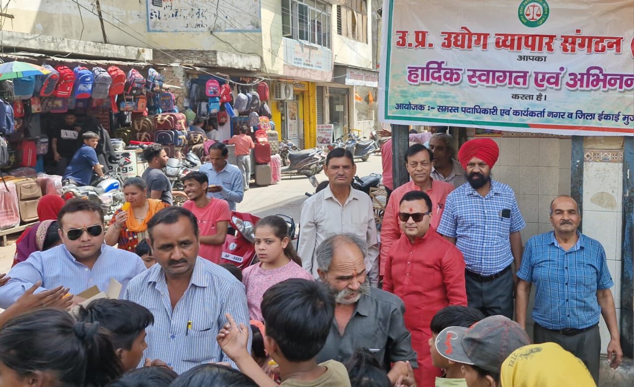 कृष्ण गोपाल के साथ व्यापारी नेताओं ने किया बालाजी का स्वागत, हनुमान जन्मोत्सव पर बांटा प्रसाद