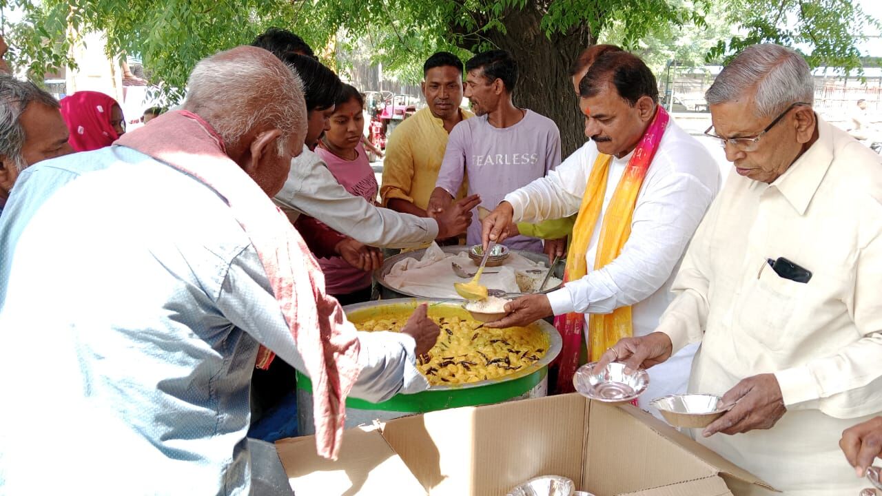 BALA JI SHOBHAYATRA-कहीं बरसे फूल, तो कहीं बंटा हलवा, आइसक्रीम और दम आलू का प्रसाद