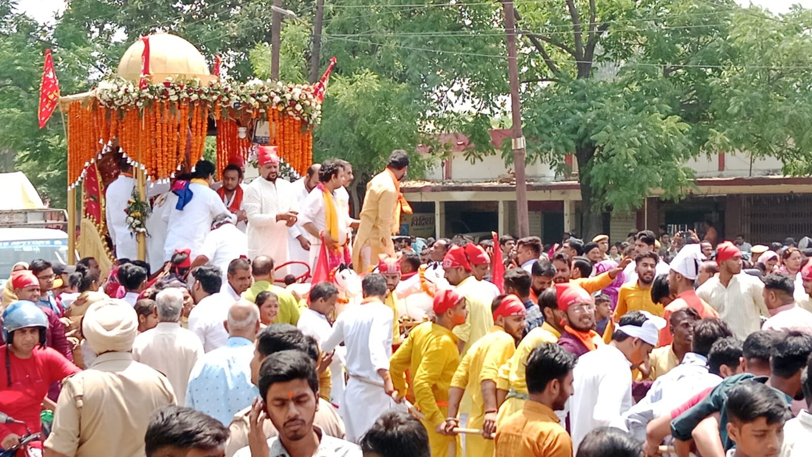 MUZAFFARNAGAR-भक्तों का कल्याण करने स्वर्ण रथ लेकर निकले बालाजी