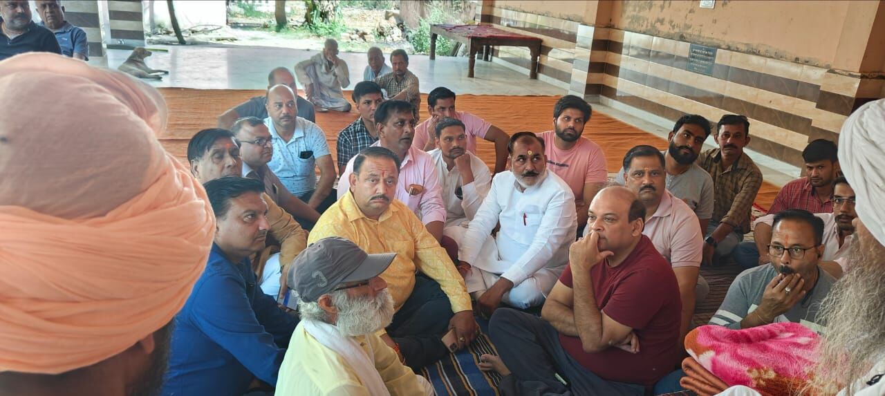 MUZAFFARNAGAR-शेरनगर मंदिर पर हिंदू संगठनों के नेताओं का धरना, गौरव स्वरूप ने पहुंचकर दिया साथ