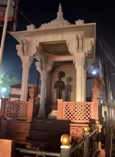 MUZAFFARNAGAR- पुलिस के सामने ही बच्चन सिंह स्मारक पर हमला, शहीद की मूर्ति तोड़ी