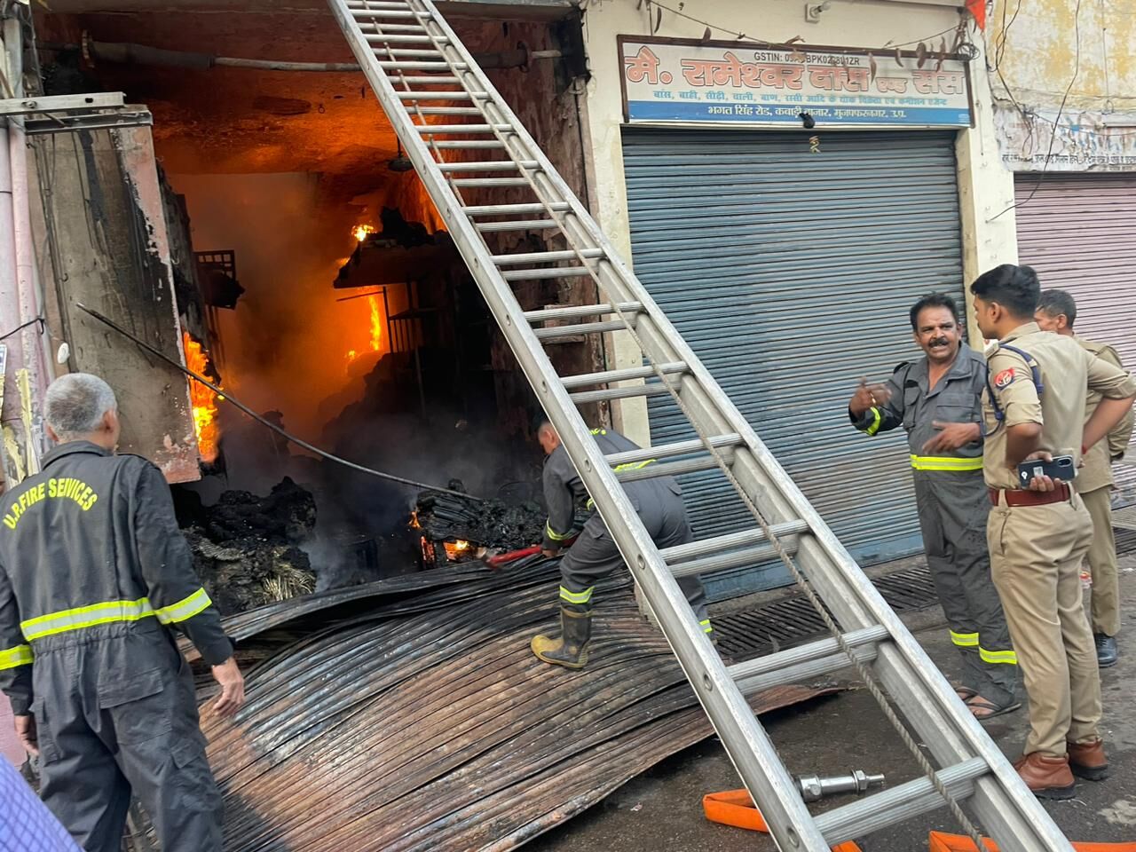 भगत सिंह रोड पर बांस-बल्ली की दुकान में भीषण आग से अफरा-तफरी