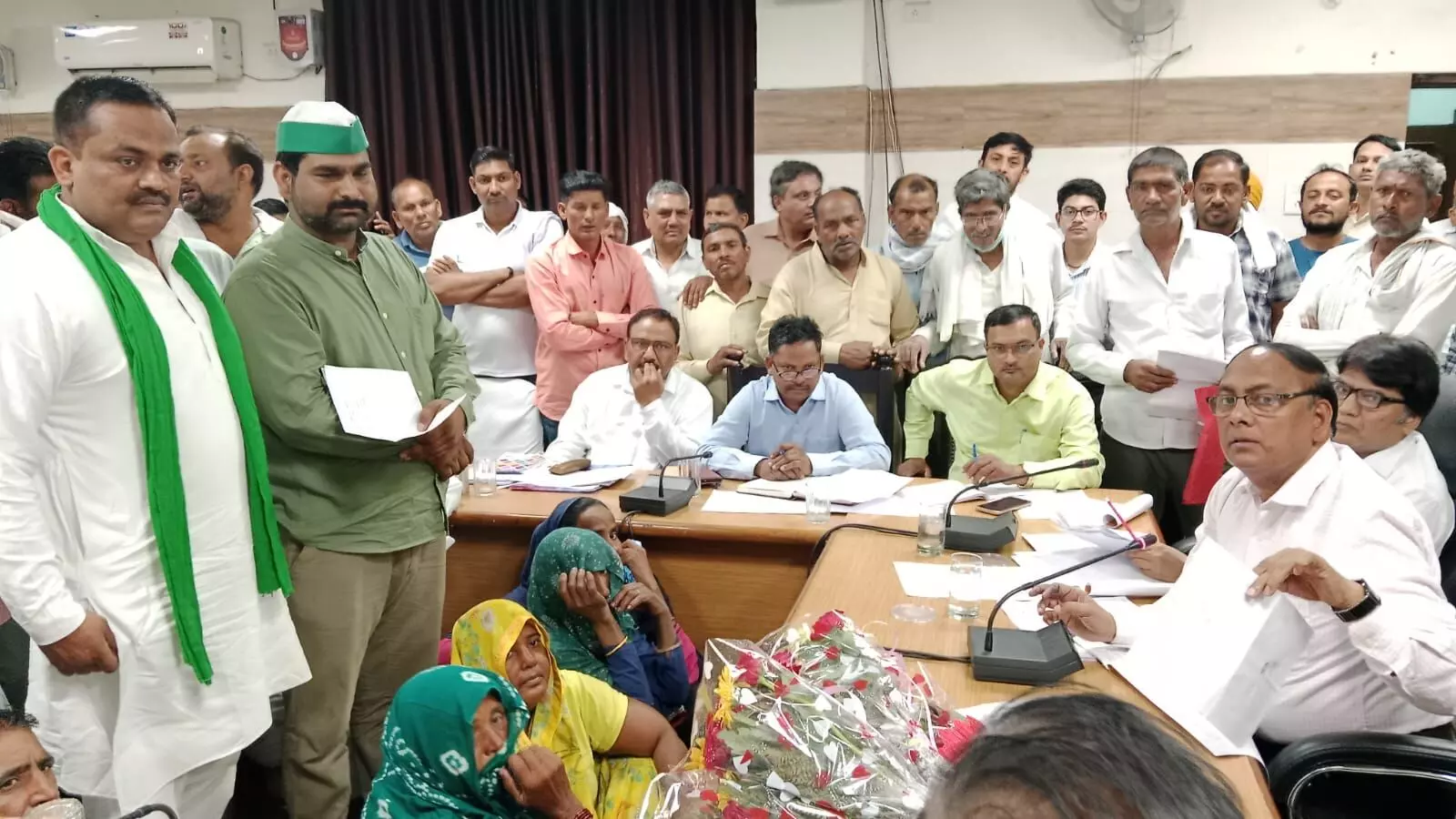 36 साल से लटकी चकबंदी से नाराज किसानों ने अपर आयुक्त चकबंदी को घेरा 36 साल से लटकी चकबंदी से नाराज किसानों ने अपर आयुक्त चकबंदी को घेरा