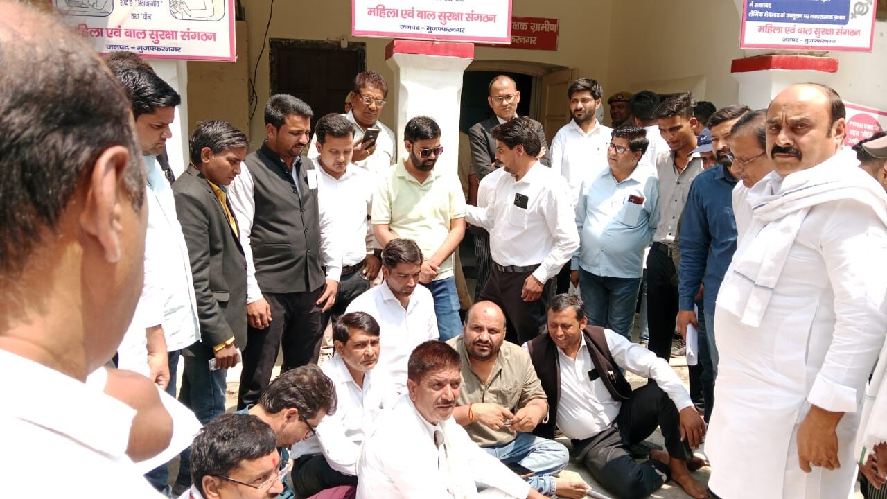 MUZAFFARNAGAR-रालोद नेताओं से उलझ गये एसएसपी अभिषेक  सिंह, पुलिस कार्यालय में धरना