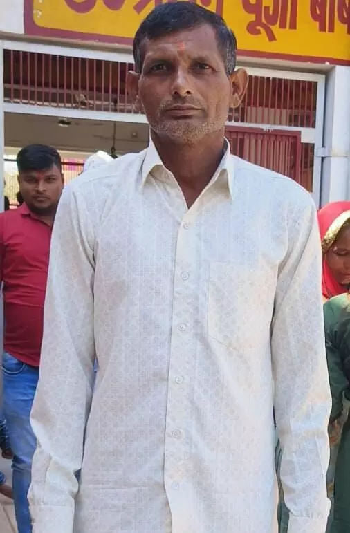 ट्रैक्टर पर बैठे किसान के सिर पर गिरा पेड़, मौके पर ही मौत ट्रैक्टर पर बैठे किसान के सिर पर गिरा पेड़, मौके पर ही मौत
