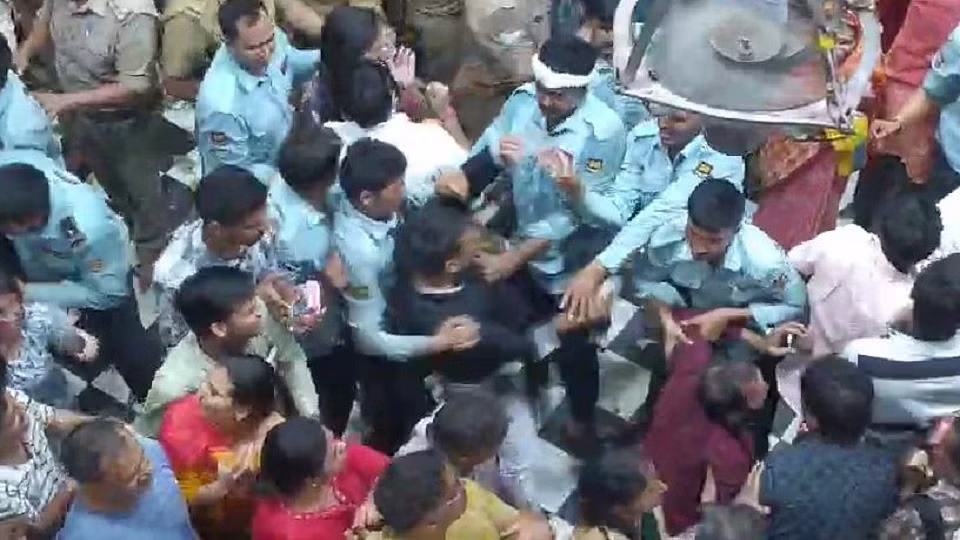 बांकेबिहारी मंदिर में सुरक्षा गार्डों की दबंगई, वीडियो हुआ वायरल बांकेबिहारी मंदिर में सुरक्षा गार्डों की दबंगई, वीडियो हुआ वायरल