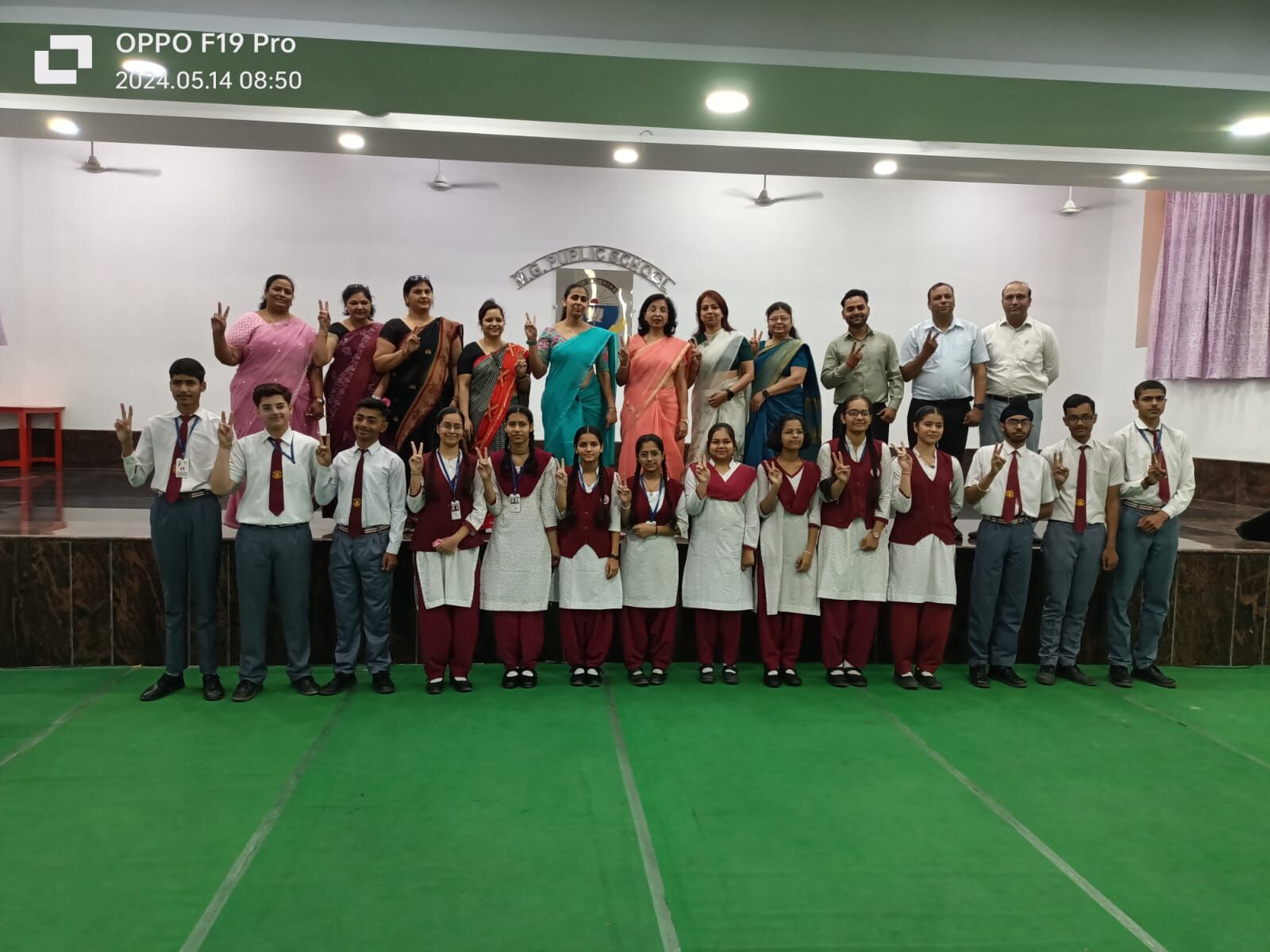 CBSE RESULT-एम.जी. पब्लिक स्कूल में दसवीं के टॉपर्स को किया सम्मानित