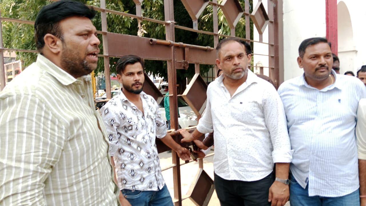 MUZAFFARNAGAR-इस्तीफा जेब में लेकर प्रधानों ने विकास भवन कब्जाया
