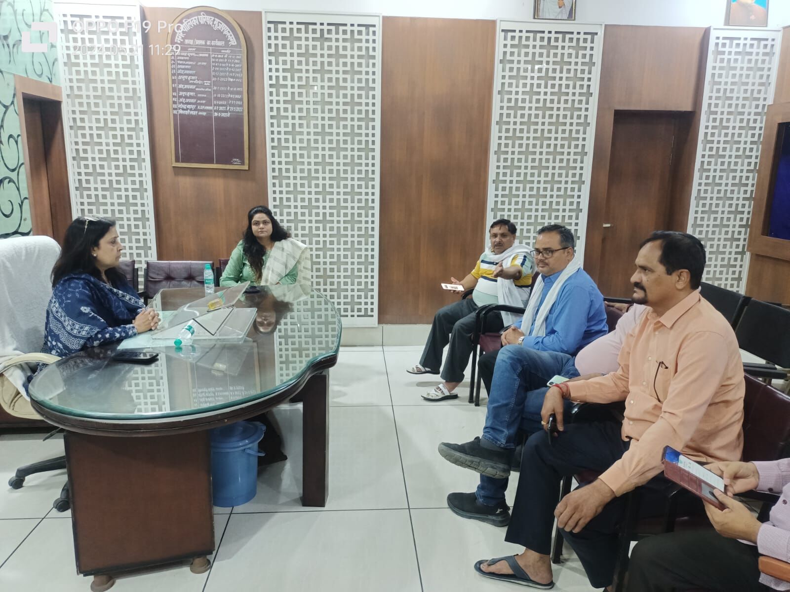 MUZAFFARNAGAR-दाखिल-खारिज लटकने पर चेयरपर्सन मीनाक्षी स्वरूप गंभीर
