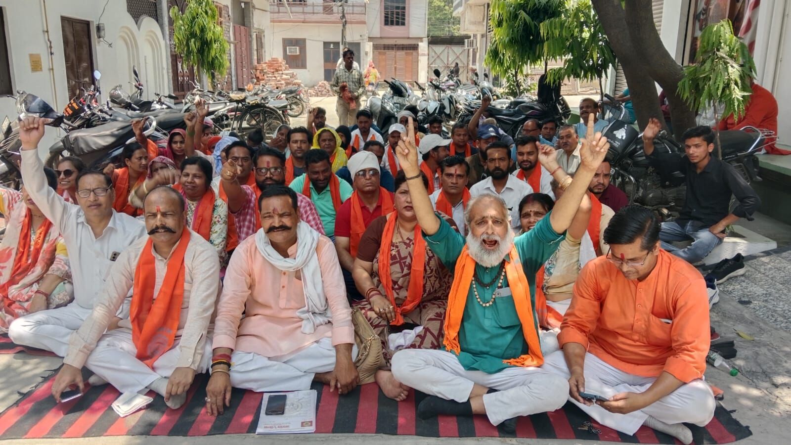 AKROSH-क्रांतिसेना के कार्यकर्ताओं ने मंत्री कपिल देव के आवास पर दिया धरना