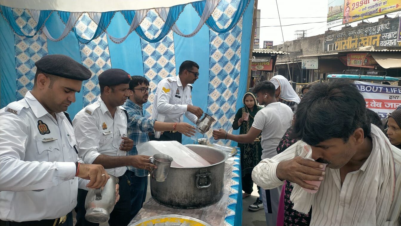 MUZAFFARNAGAR-यातायात जागरुकता शिविर में मीठे शरबत का वितरण