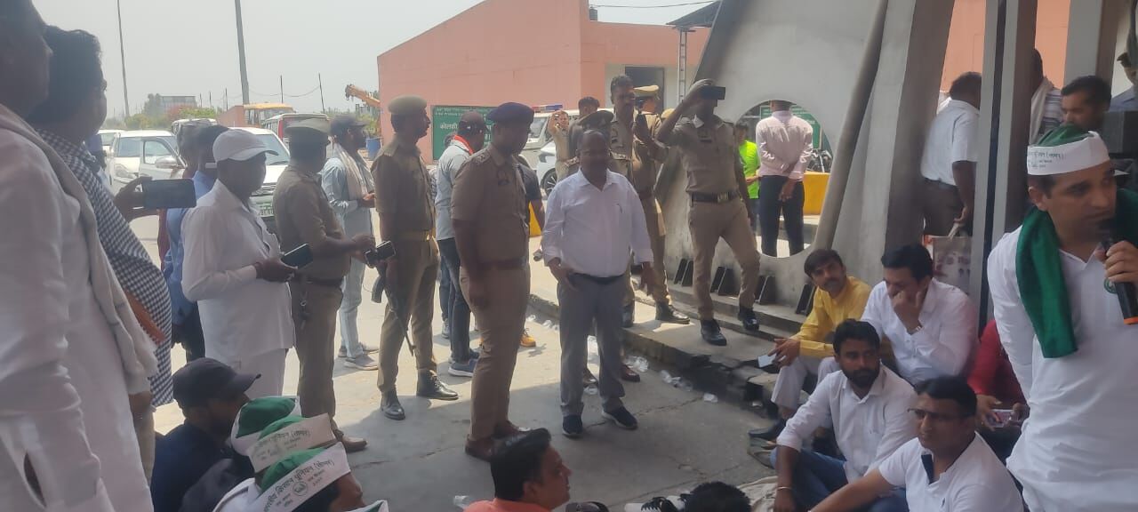 रोहाना टोल पर कब्जा कर फ्री कराया, अफसर पहुंचे