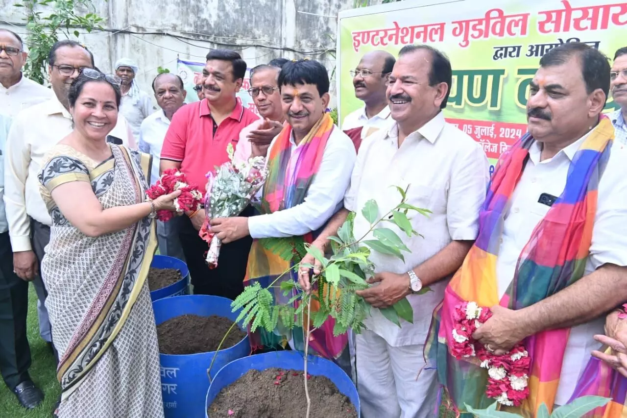 मंत्री कपिल देव ने वृक्षारोपण कर दिया संदेश मंत्री कपिल देव ने वृक्षारोपण कर दिया संदेश