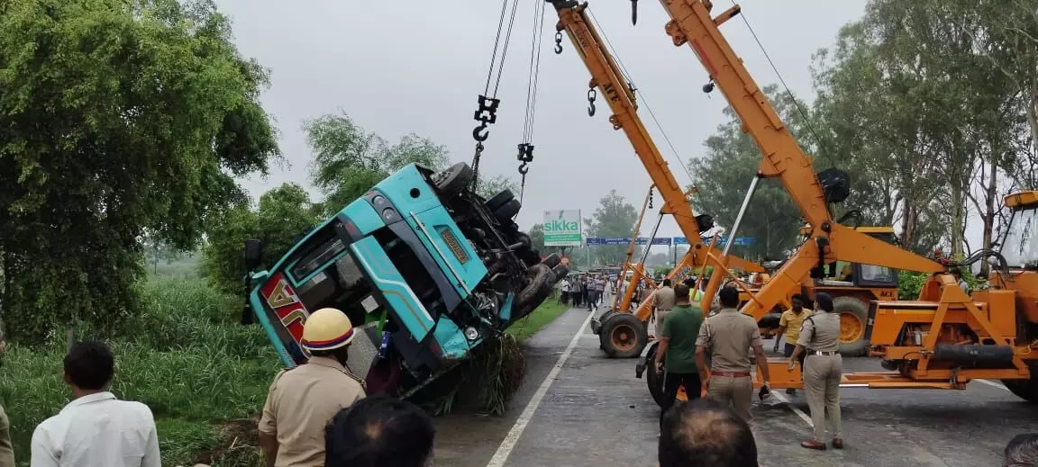मुजफ्फरनगर में दिल्ली देहरादून हाईवे पर पलटी दो बस, चालक की मौत मुजफ्फरनगर में दिल्ली देहरादून हाईवे पर पलटी दो बस, चालक की मौत