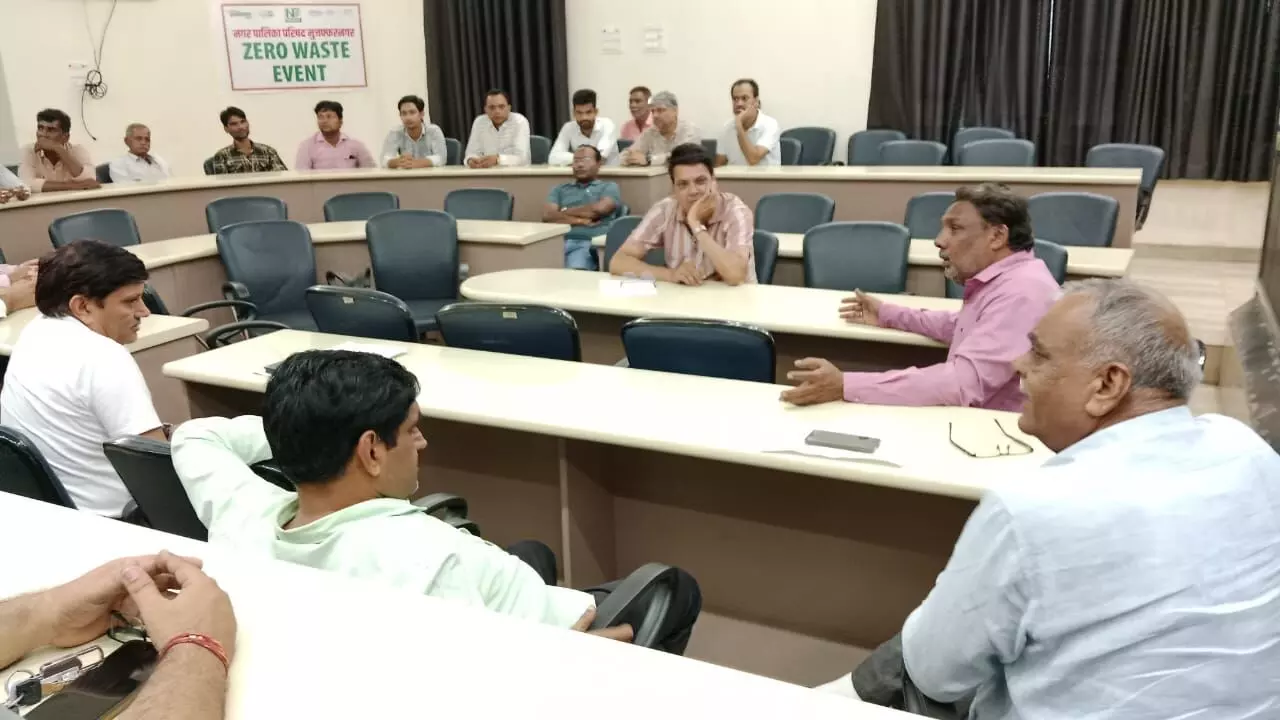 MUZAFFARNAGAR-पालिका में घुसे ‘विभीषण’ से परेशान हुए कर्मचारी MUZAFFARNAGAR-पालिका में घुसे ‘विभीषण’ से परेशान हुए कर्मचारी