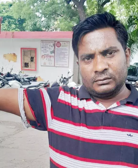 MUZAFFARNAGAR-आउटसोर्स सफाई कर्मी ने अपने नायक से की मारपीट MUZAFFARNAGAR-आउटसोर्स सफाई कर्मी ने अपने नायक से की मारपीट