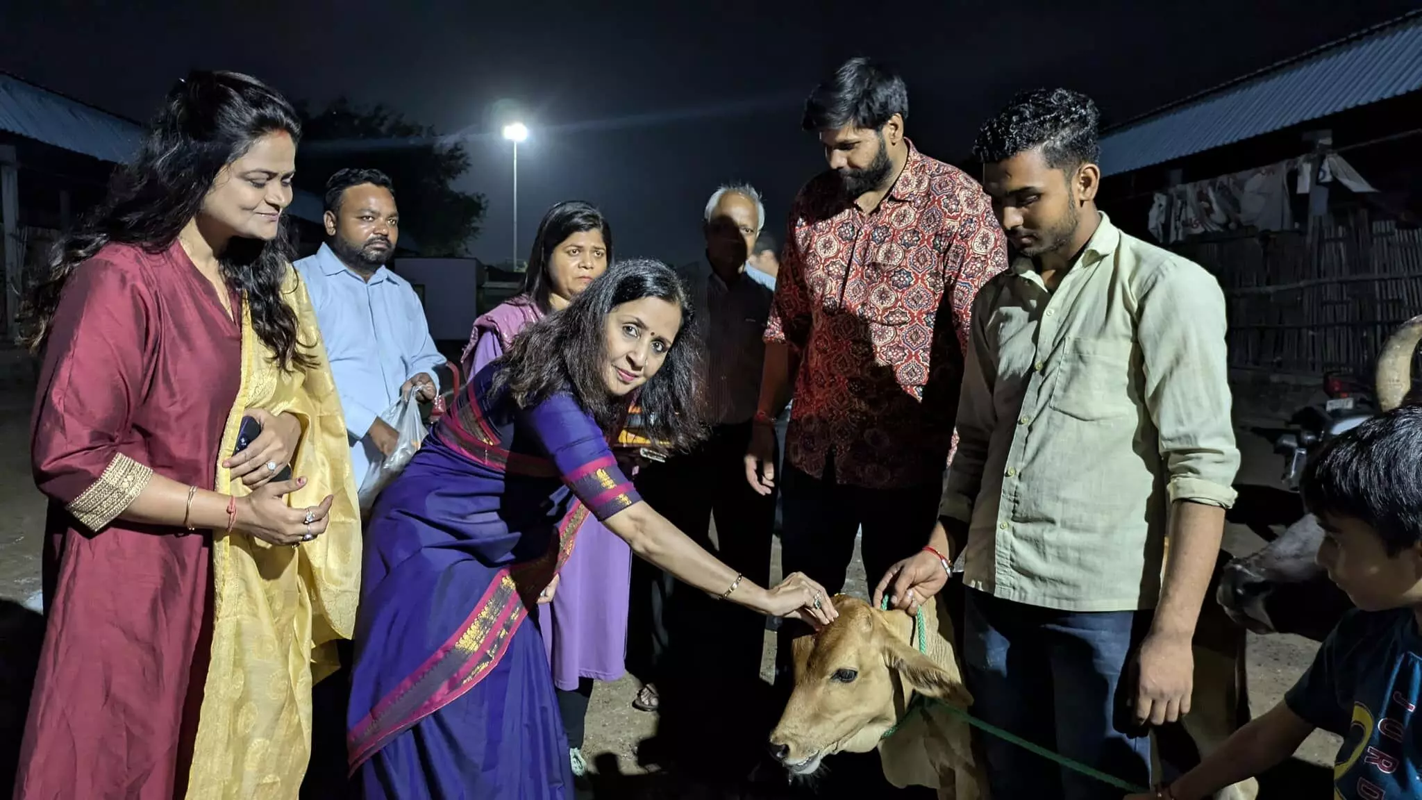 नंदी गौशाला जाकर चेयरपर्सन मीनाक्षी स्वरूप ने किया गौ पूजन नंदी गौशाला जाकर चेयरपर्सन मीनाक्षी स्वरूप ने किया गौ पूजन
