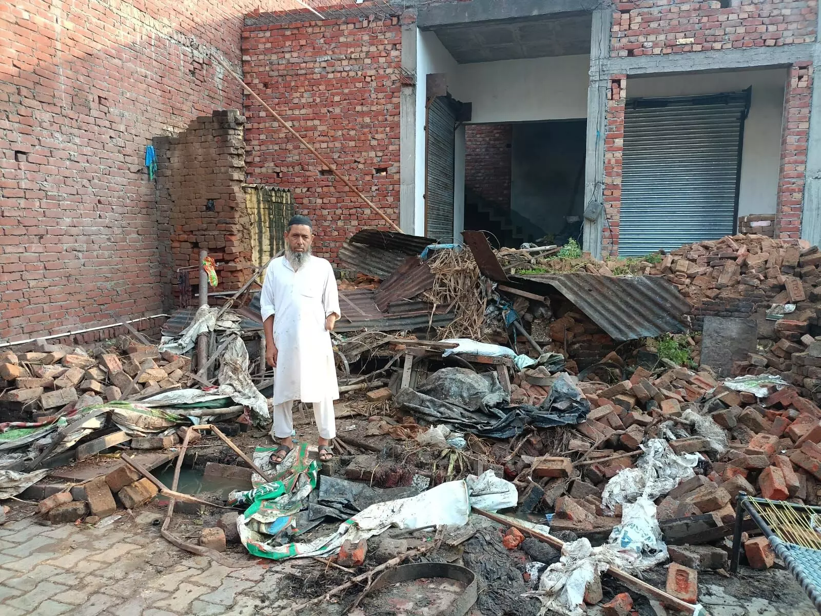 विकलांग व्यक्ति की दुकान में तोड़फोड़, सामान चोरी- पीड़ित ने दी पलायन करने की चेतावनी