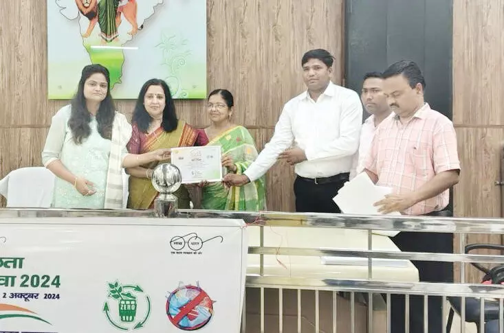 स्वच्छ घर वालों को चेयरपर्सन मीनाक्षी स्वरूप ने किया सम्मानित स्वच्छ घर वालों को चेयरपर्सन मीनाक्षी स्वरूप ने किया सम्मानित